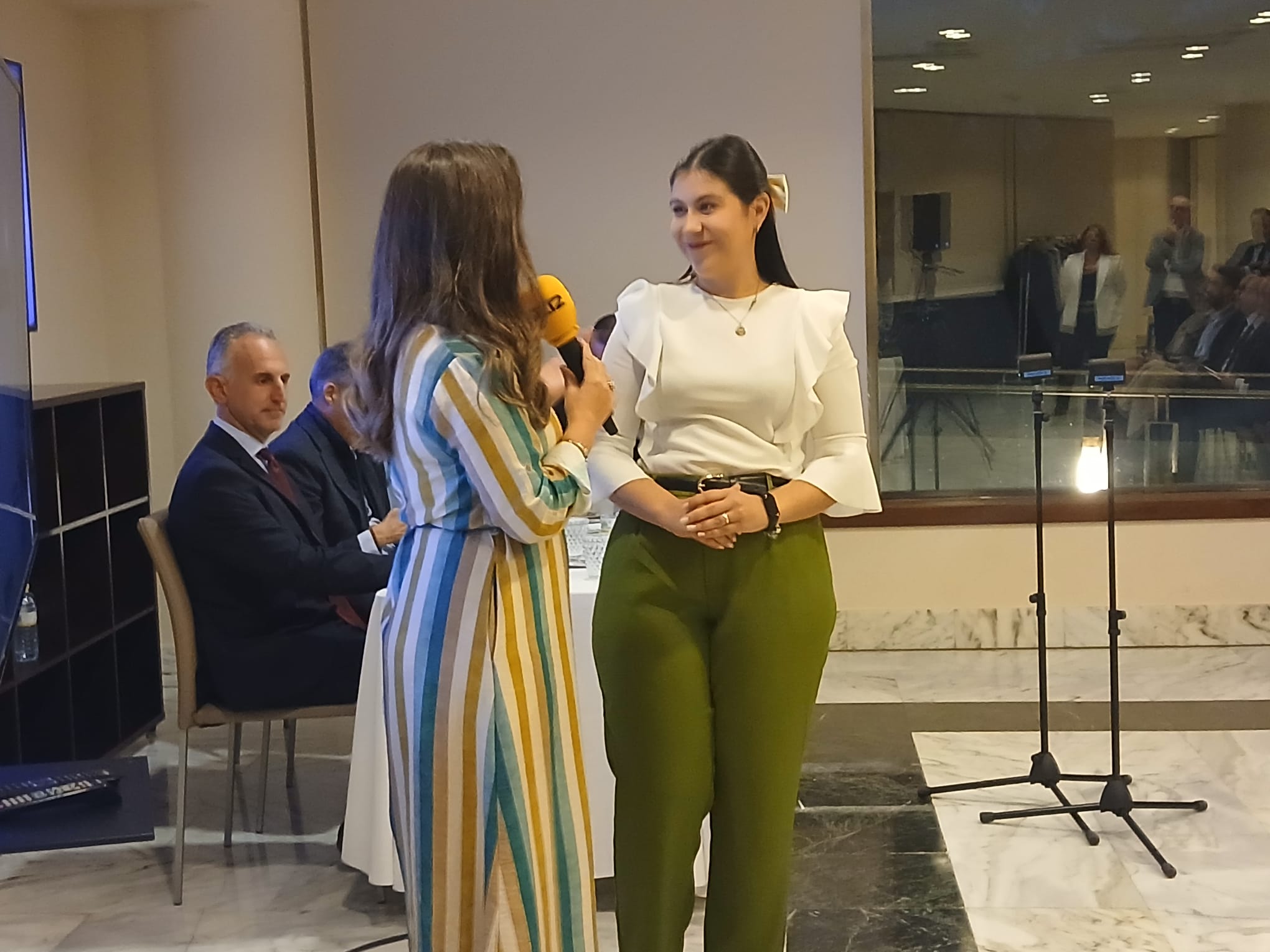 Nazaret Navarro y Rocío Abellán, presidenta de la cofradía de La Hoya