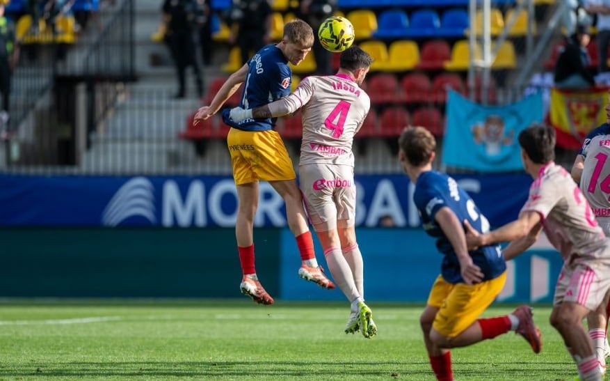 Insúa intenta despejar una acción del partido del real Zaragoza en Andorra