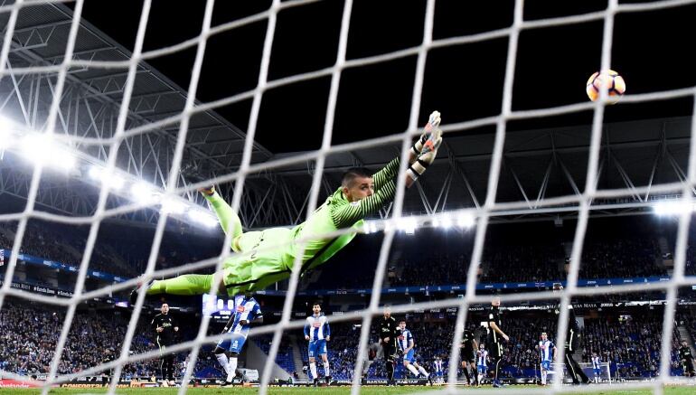 BARCELONA, SPAIN - DECEMBER 11:  Ivan Cuellar of Real Sporting de Gijon dives for the ball during the La Liga match between RCD Espanyol and Real Sporting de Gijon at Cornella-El Prat stadium on December 11, 2016 in Barcelona, Spain.  (Photo by David Ramo
