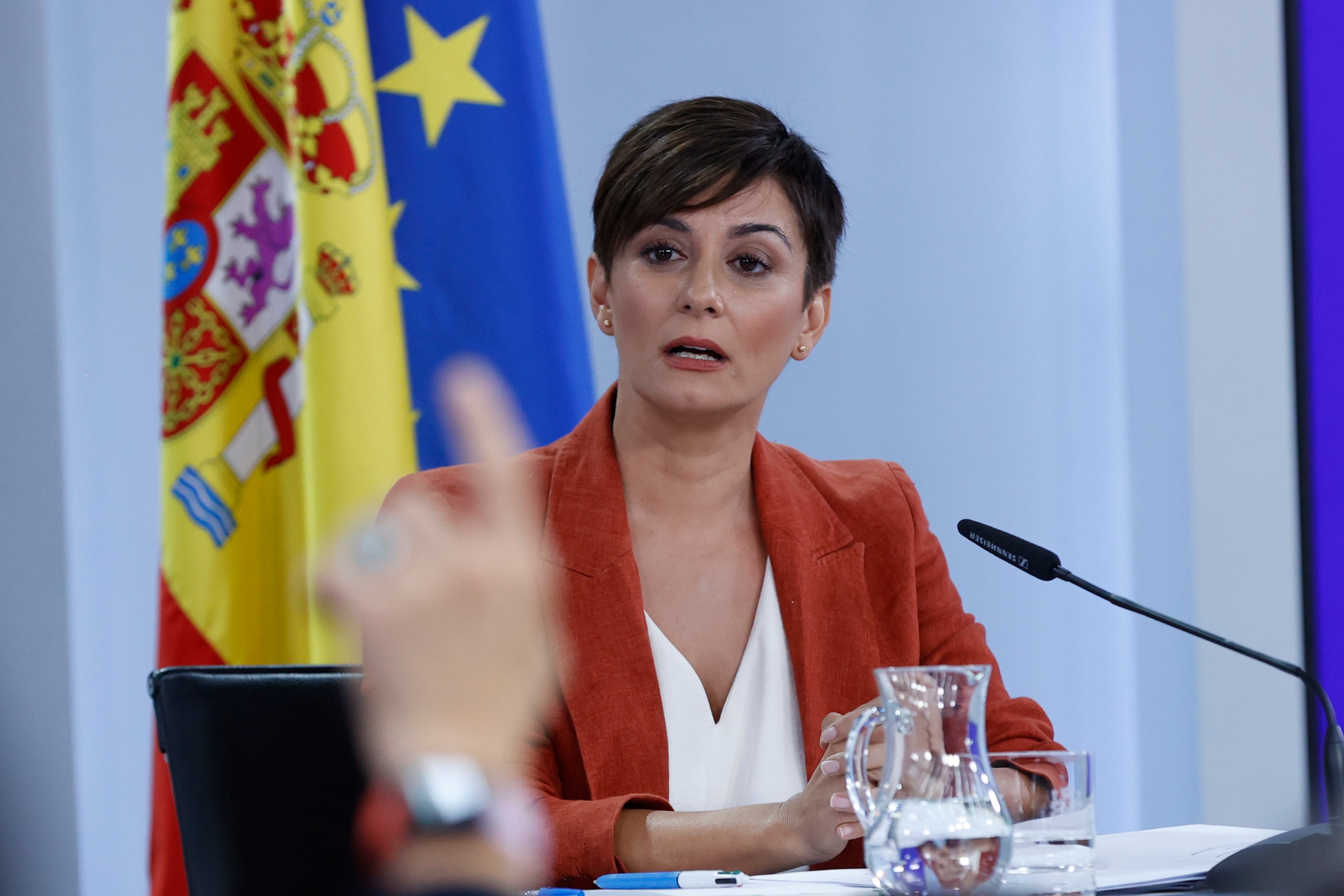 MADRID, 25/09/2023.- La ministra portavoz del Gobierno y ministra de Política Territorial en funciones, Isabel Rodríguez, ofrece una rueda de prensa después de la reunión del Consejo de Ministros, este lunes en Madrid. EFE/Juan Carlos Hidalgo
