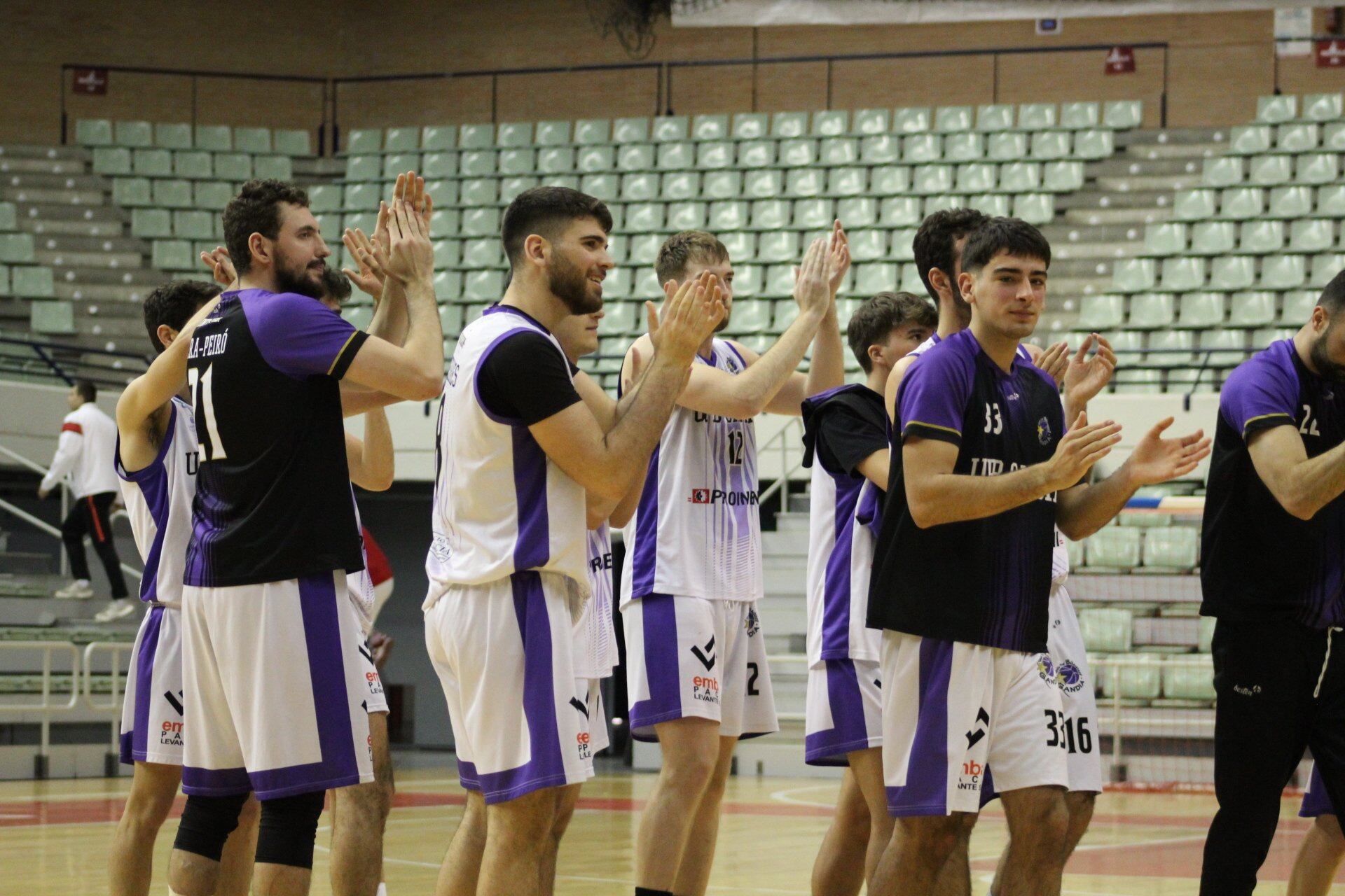 Los jugadores del UpB Gandia aplauden al público