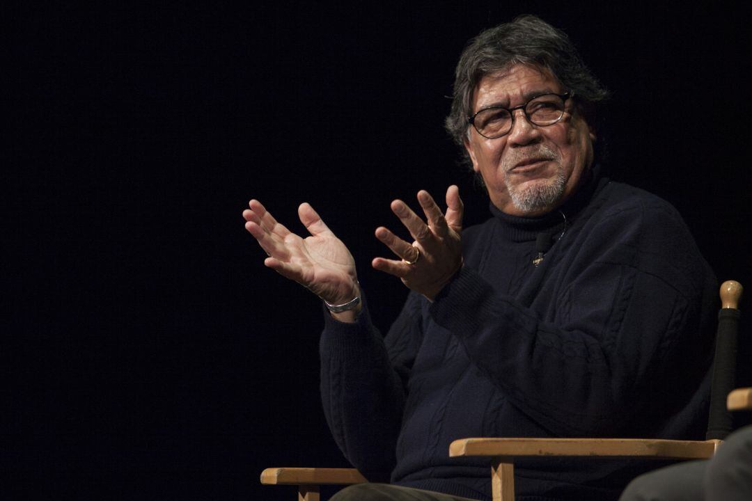 Luis Sepúlveda durante una charla sobre sus publicaciones.