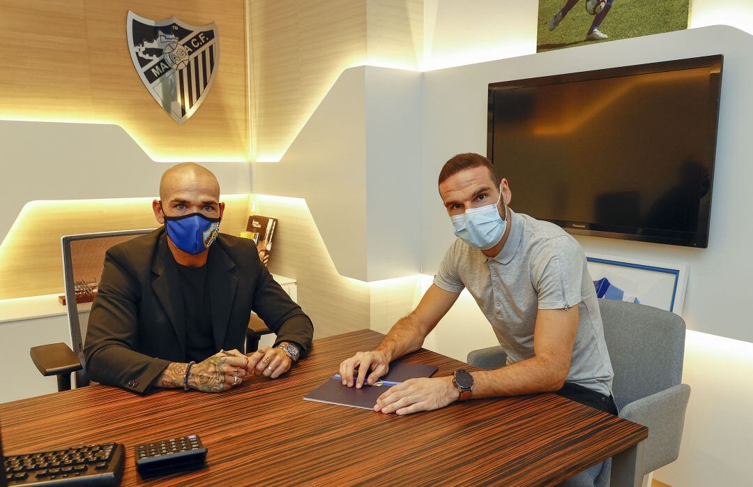 David Lombán, junto a Manolo Gaspar, tras firmar su nuevo contrato con el Málaga