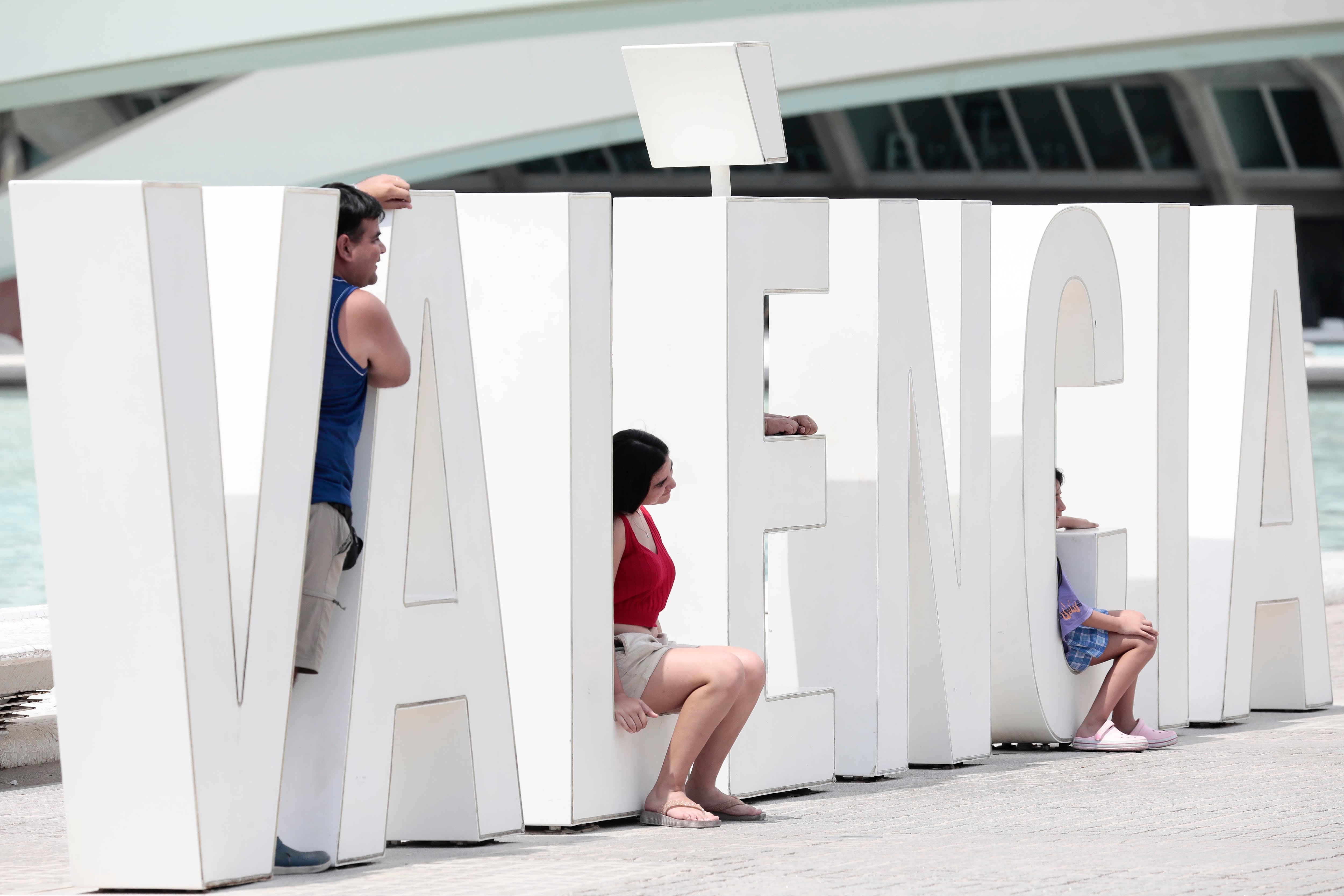 VALENCIA, 30/07/2022.-Varios turistas en la Ciudad de las Artes y las Ciencias de Valencia este sábado, durante el último fin de semana de julio, en el que muchos empiezan sus vacaciones de verano y otros apuran sus últimos días.