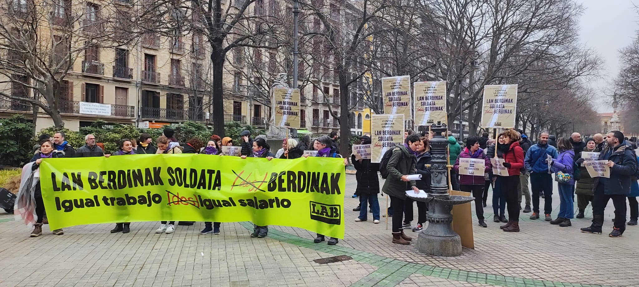 Concentración de LAB en Pamplona en contra de la brecha laboral.