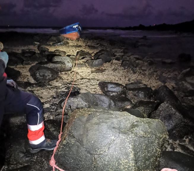 La patera encontrada a la deriva en &quot;Caleta del Mero&quot;, al norte de Lanzarote.