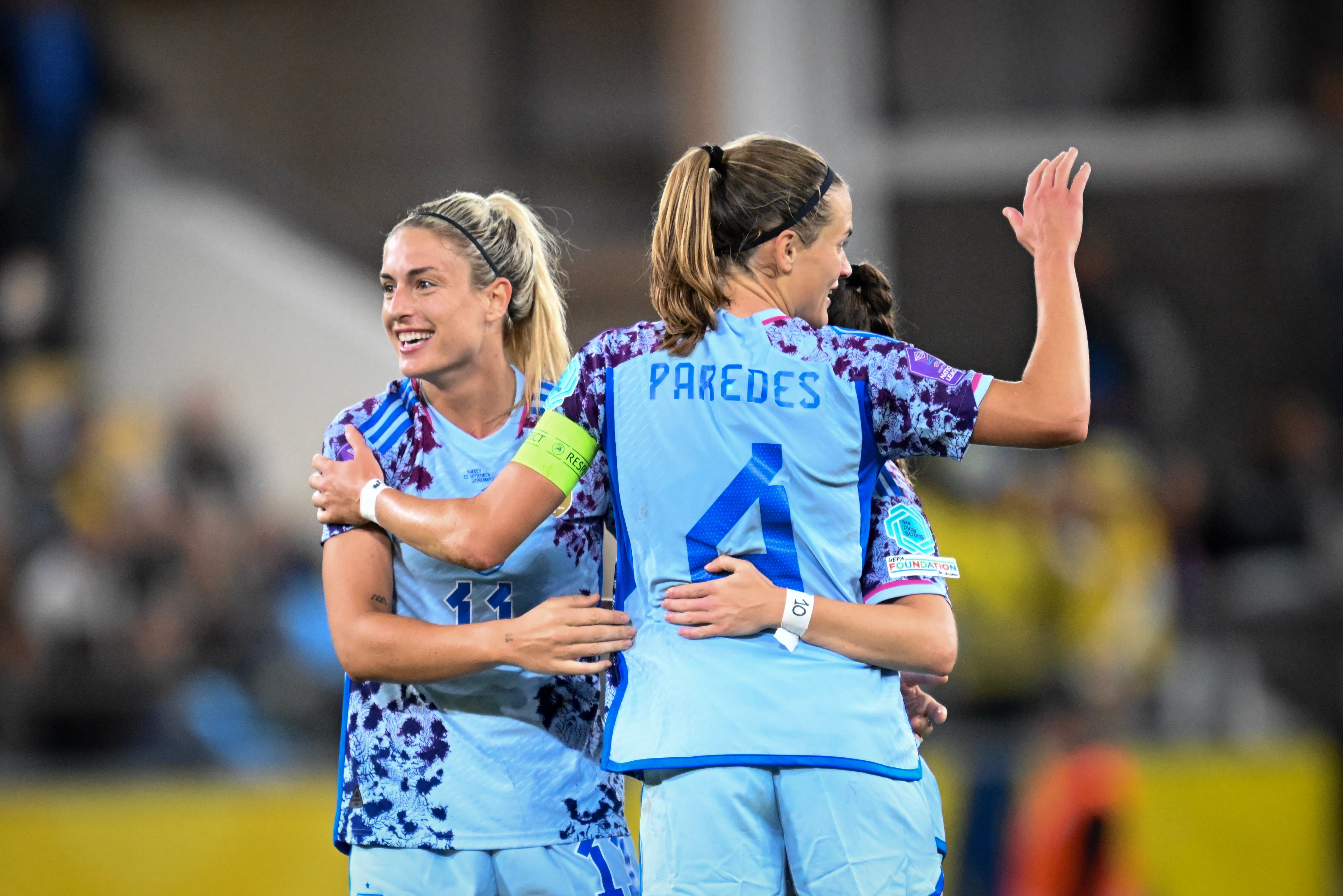 Alexia Putellas e Irene Paredes celebran un gol de la selección española contra Suecia