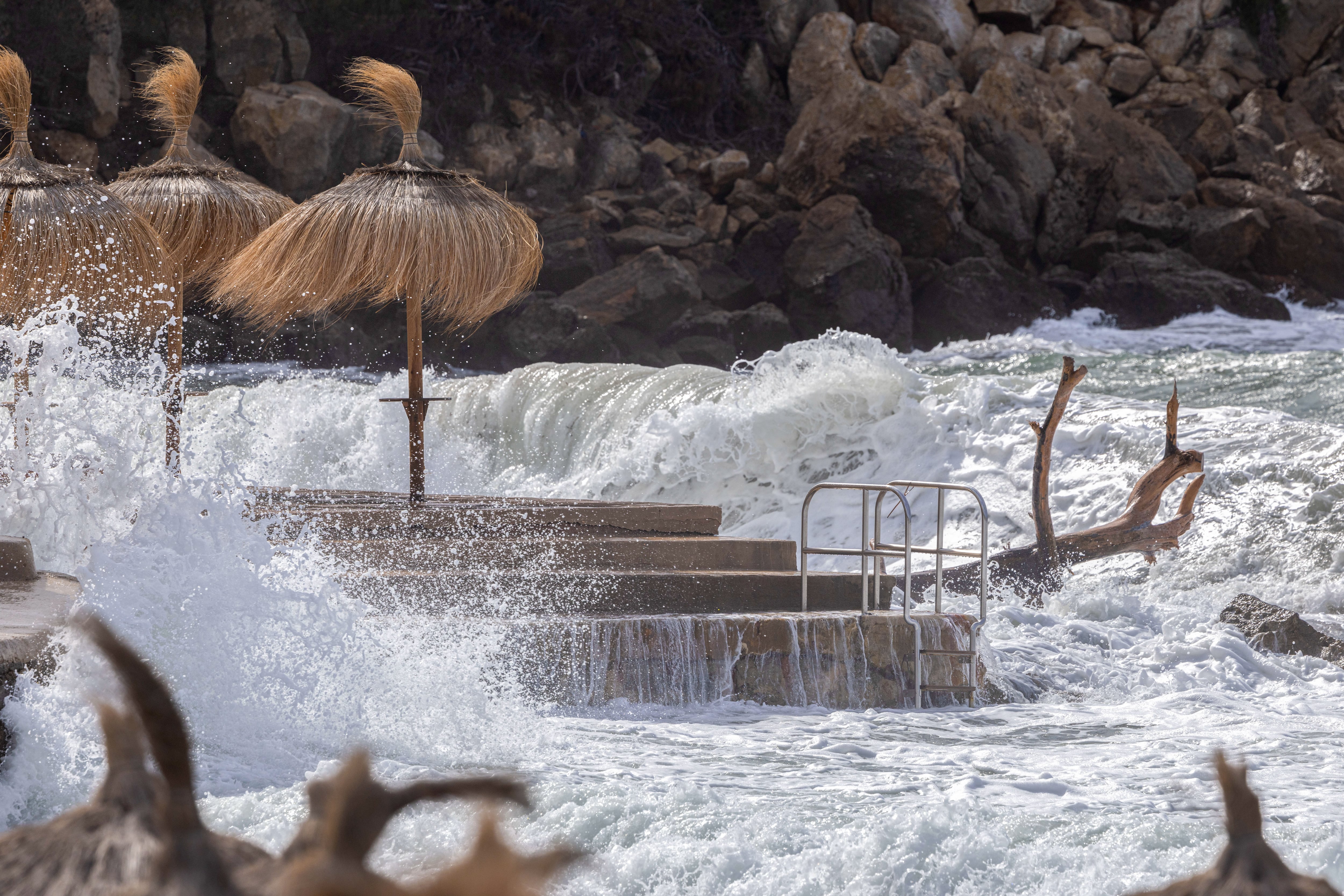 Olas azotaban este martes un paseo en Andrax (Malloca, Islas Baleares)