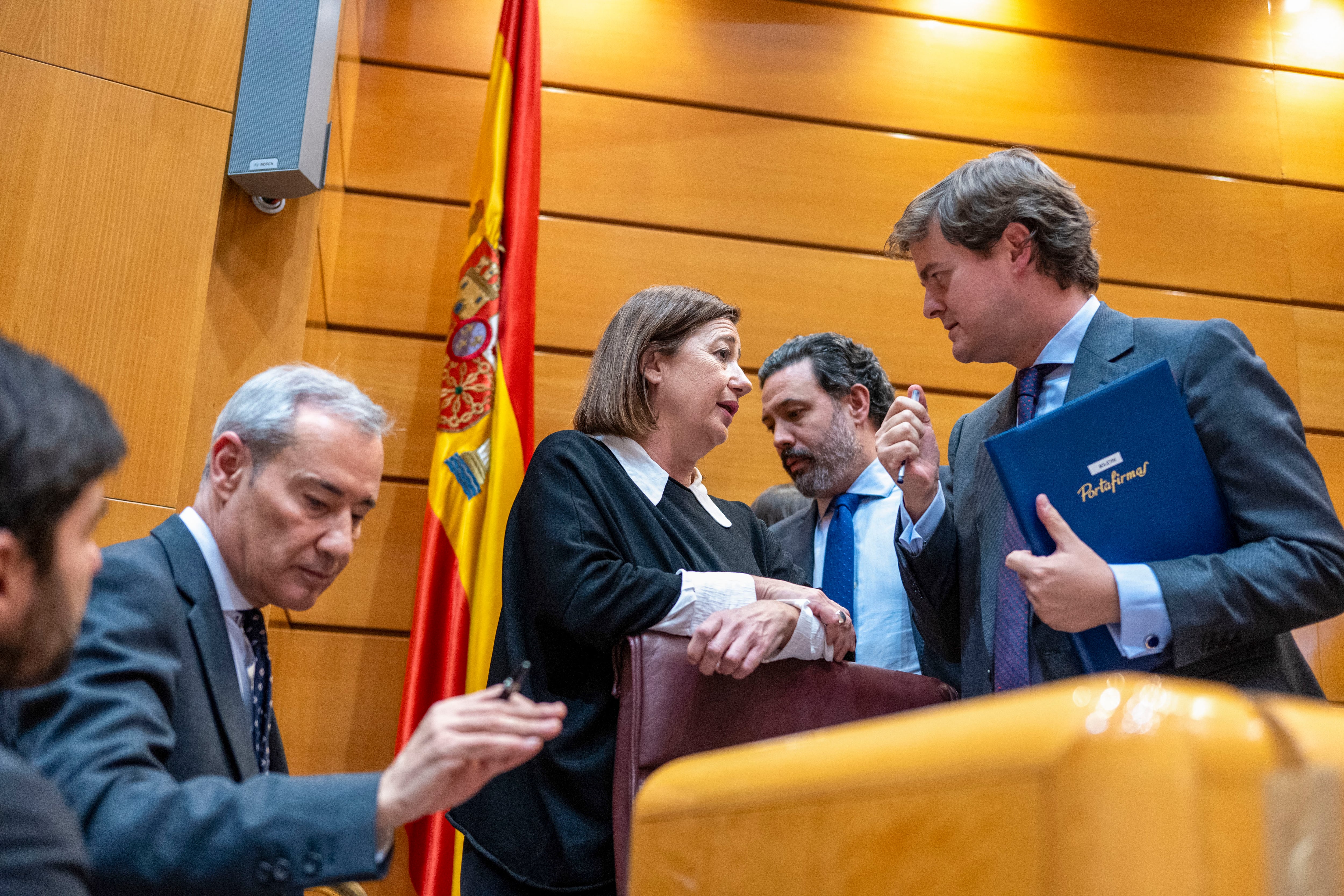 MADRID, 10/01/2024.- La presidenta del Congreso de los Diputados, Francina Armengol (c), durante el pleno del Congreso, reunido excepcionalmente en el Senado, que debate la convalidación de tres decretos del Gobierno con medidas para amortiguar la crisis. EFE/FERNANDO VILLAR
