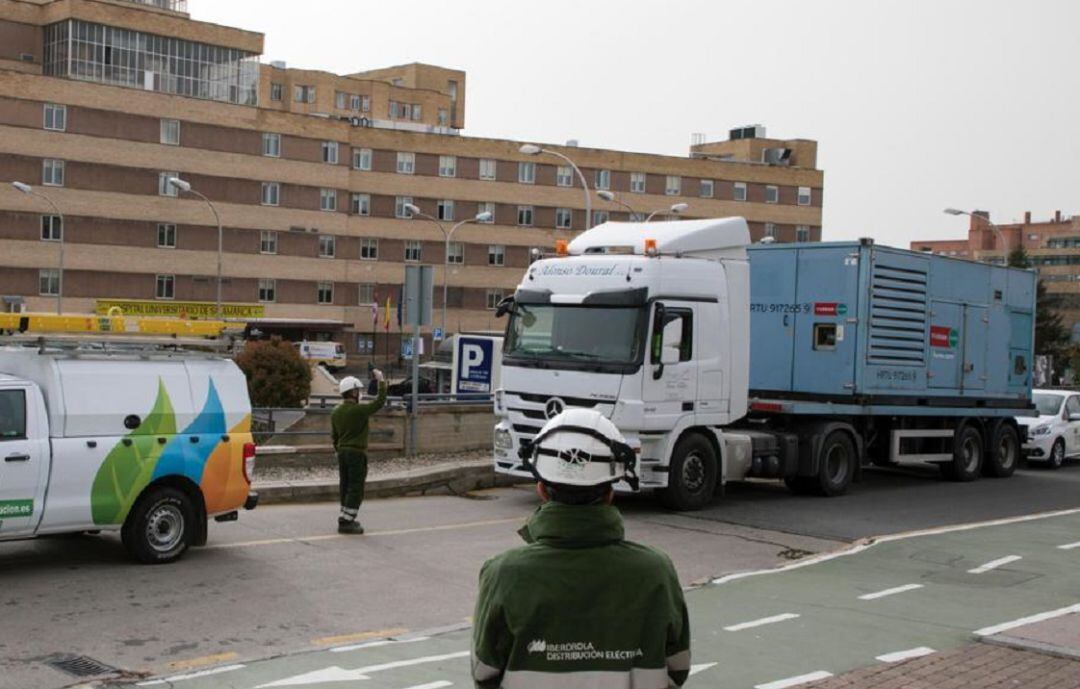 Grupo electrógeno transportado por Iberdrola hasta un hospital en una imagen reciente