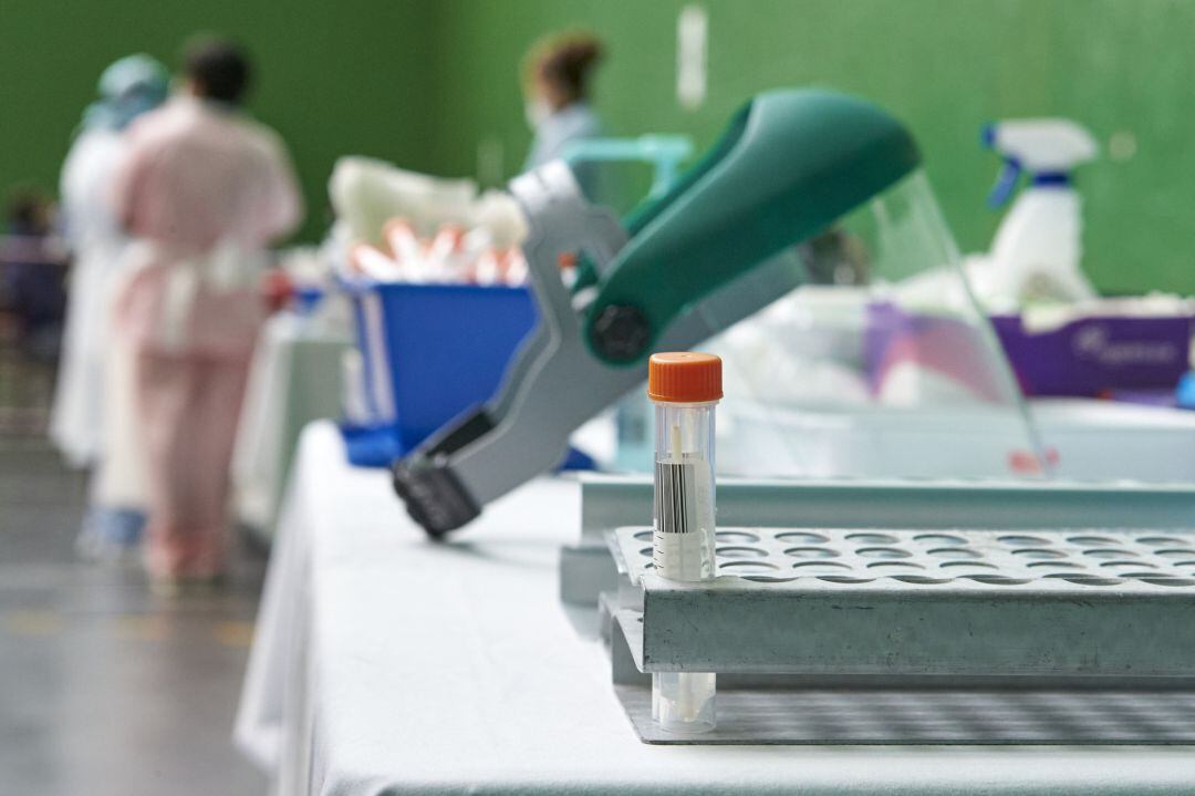 Vista de un tubo con una muestra tras la realización de una prueba PCR.