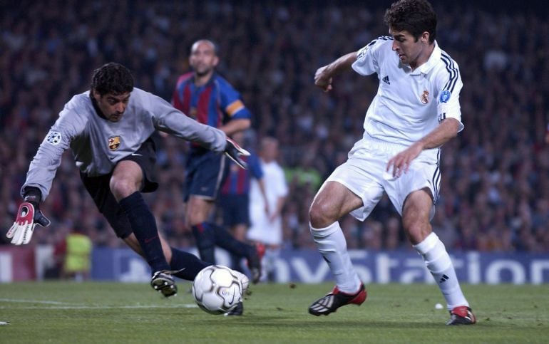 Raúl González, en un partido entre el Real Madrid y el Barcelona.