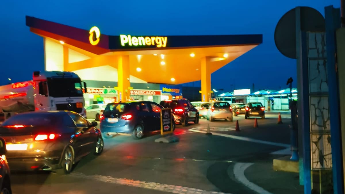 Colas en gasolineras de Cartagena por el temor a una subida de los precios de los carburantes por el conflicto en el Golfo Pérsico