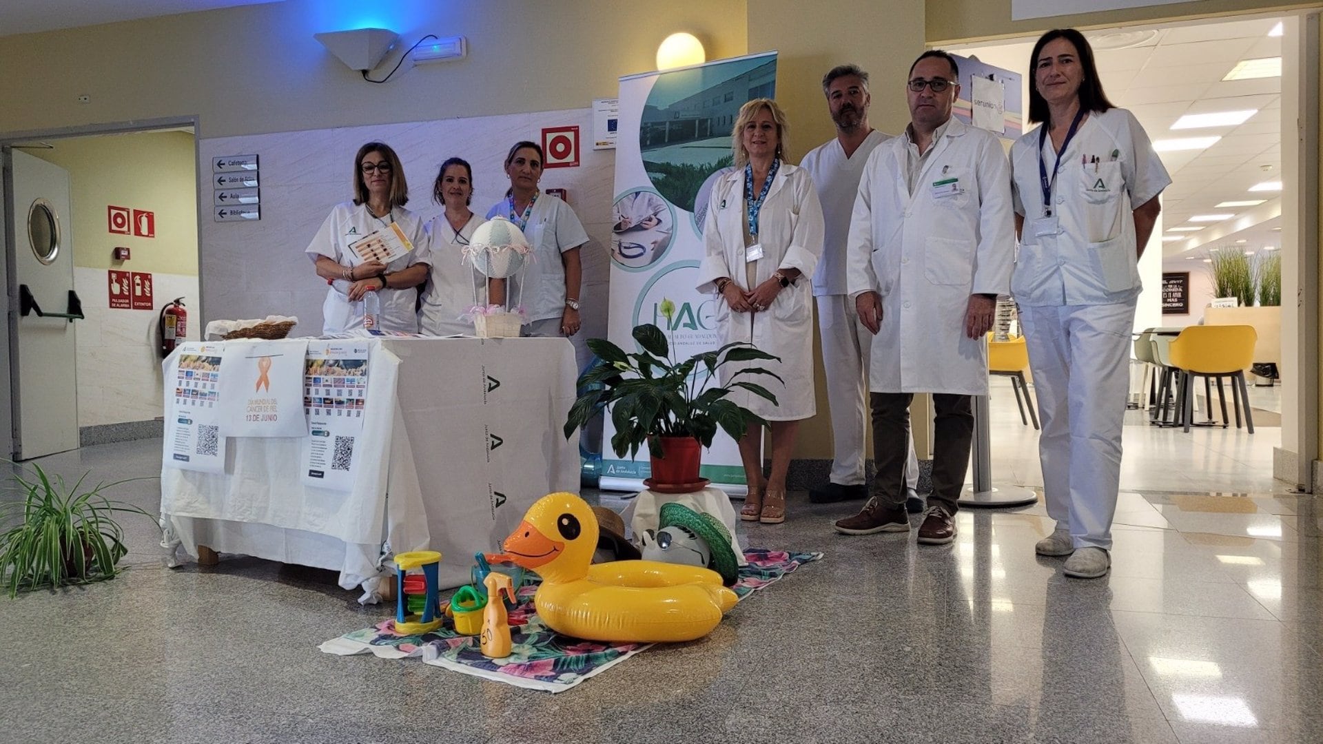 Hospital Alto Guadalquivir avisa de los riesgos de la exposición al sol recordando el aumento del cáncer de piel.
El Hospital Alto Guadalquivir, de Andújar (Jaén), ha organizado una mesa informativa en la que dos profesionales del centro hospitalario han ofrecido durante la mañana de este jueves información sobre los peligros de la exposición solar y el riesgo de desarrollar cáncer de piel. La campaña informativa coincide con el inicio de período estival y la celebración del Día Europeo de la Prevención del Cáncer de Piel, cobrando una especial relevancia ya que según datos de la Organización Mundial de la Salud los casos de cáncer de piel están creciendo más rápido que cualquier otro tipo.

POLITICA 
JUNTA DE ANDALUCÍA