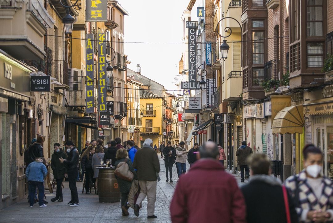 Personas andando en Aranda de Duero, Burgos, este mes de enero en plena pandemia.