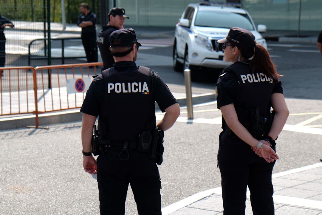 Dos agents de Policia patrullant en un control a la capital.
