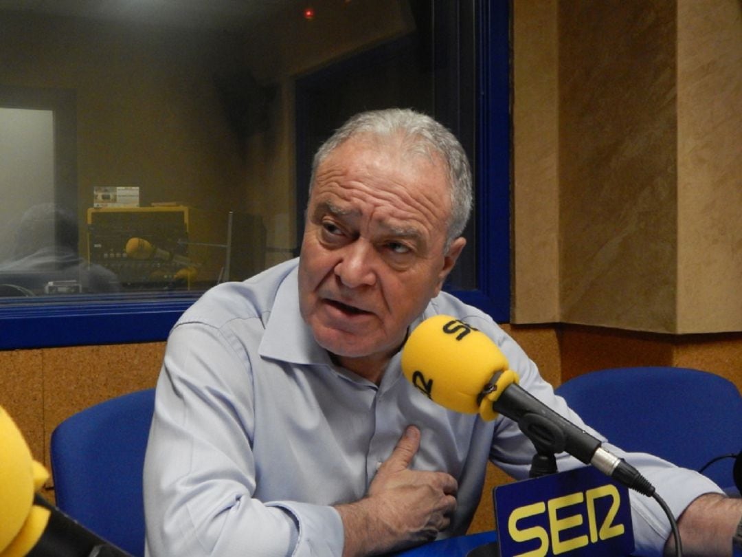 Miguel Gracia durante una entrevista en Radio Huesca