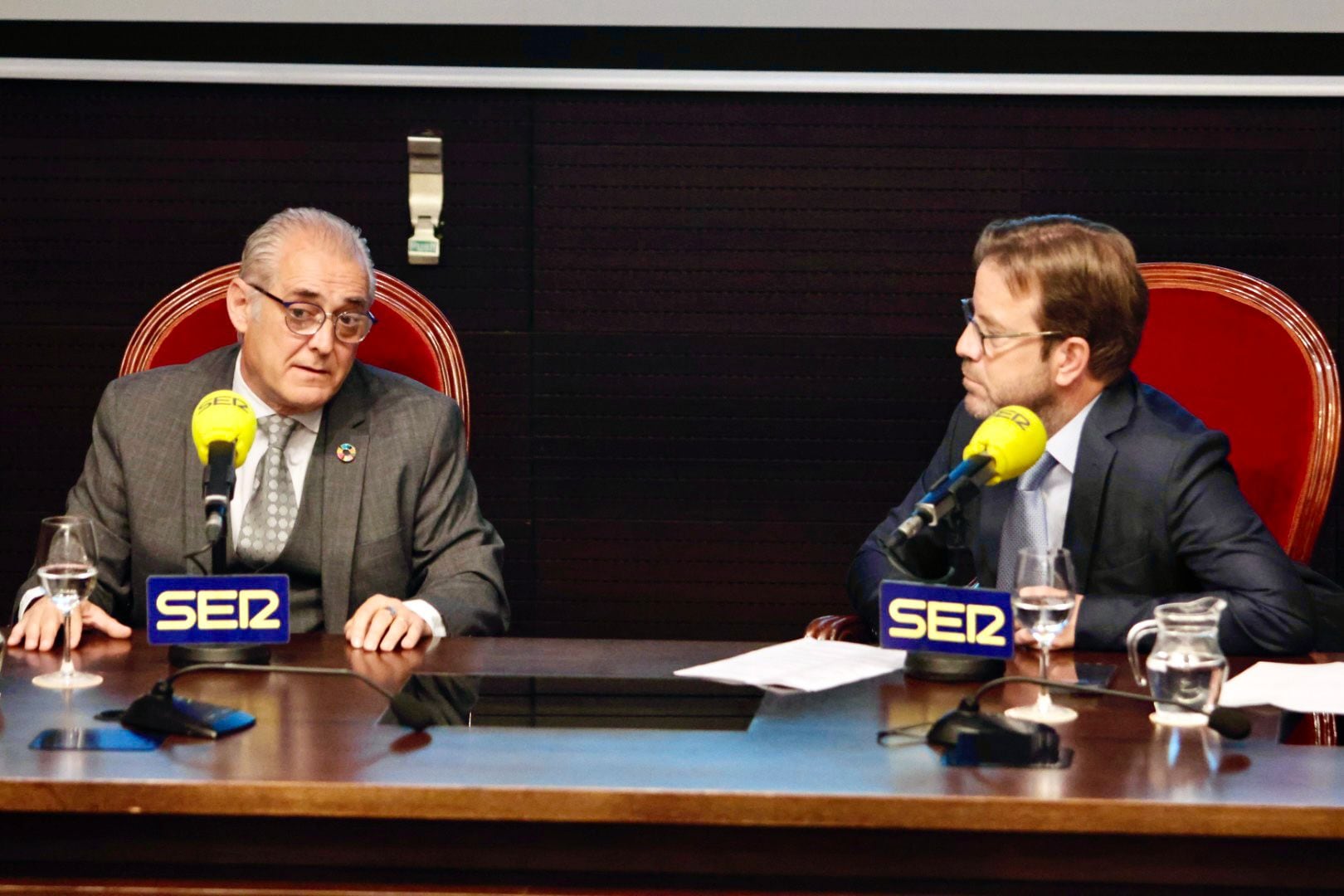 Joaquín Páez, presidente de la Confederación Hidrográfica del Guadalquivir, y Fernando Pérez Monguió, jefe de informativos de la Cadena SER Andalucía, en un Encuentro SER en la Cámara de Comercio de Sevilla.