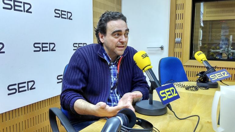 Juan Francisco Jiménez en los estudios de Radio Murcia-Cadena SER