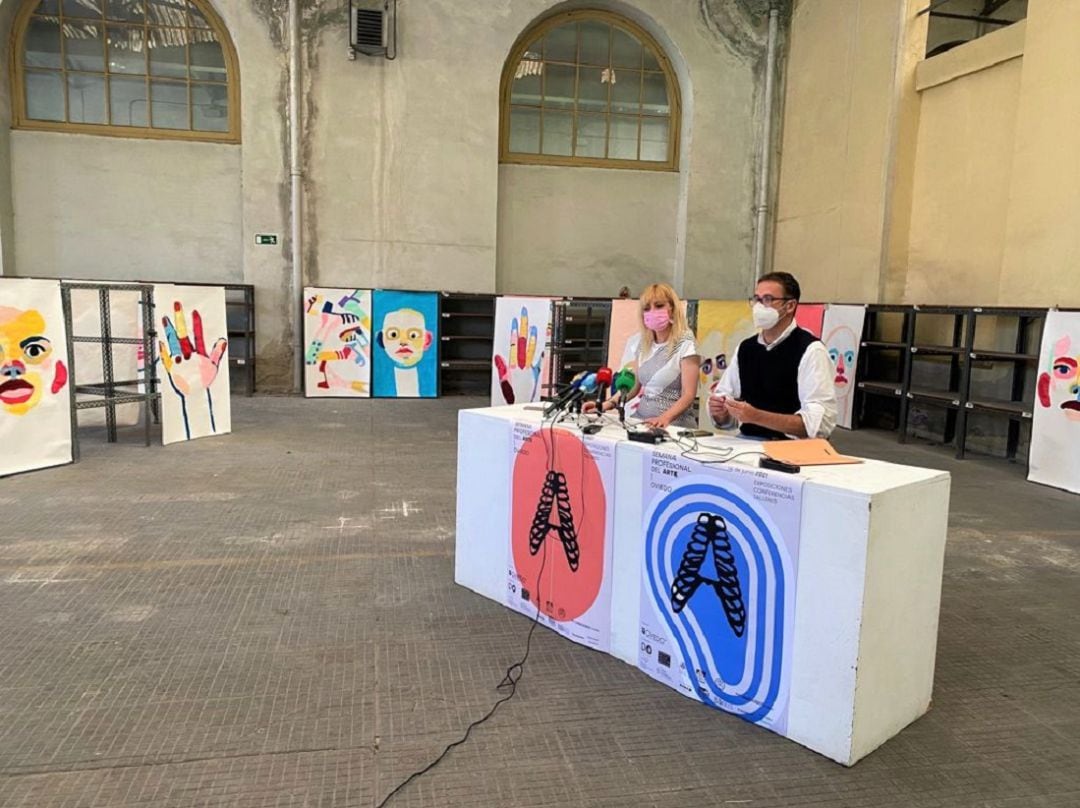 El Concejal de Cultura de Oviedo, José Luis Costillas, y la directora artística, Marta Fermín, durante el acto de presentación del evento cultural