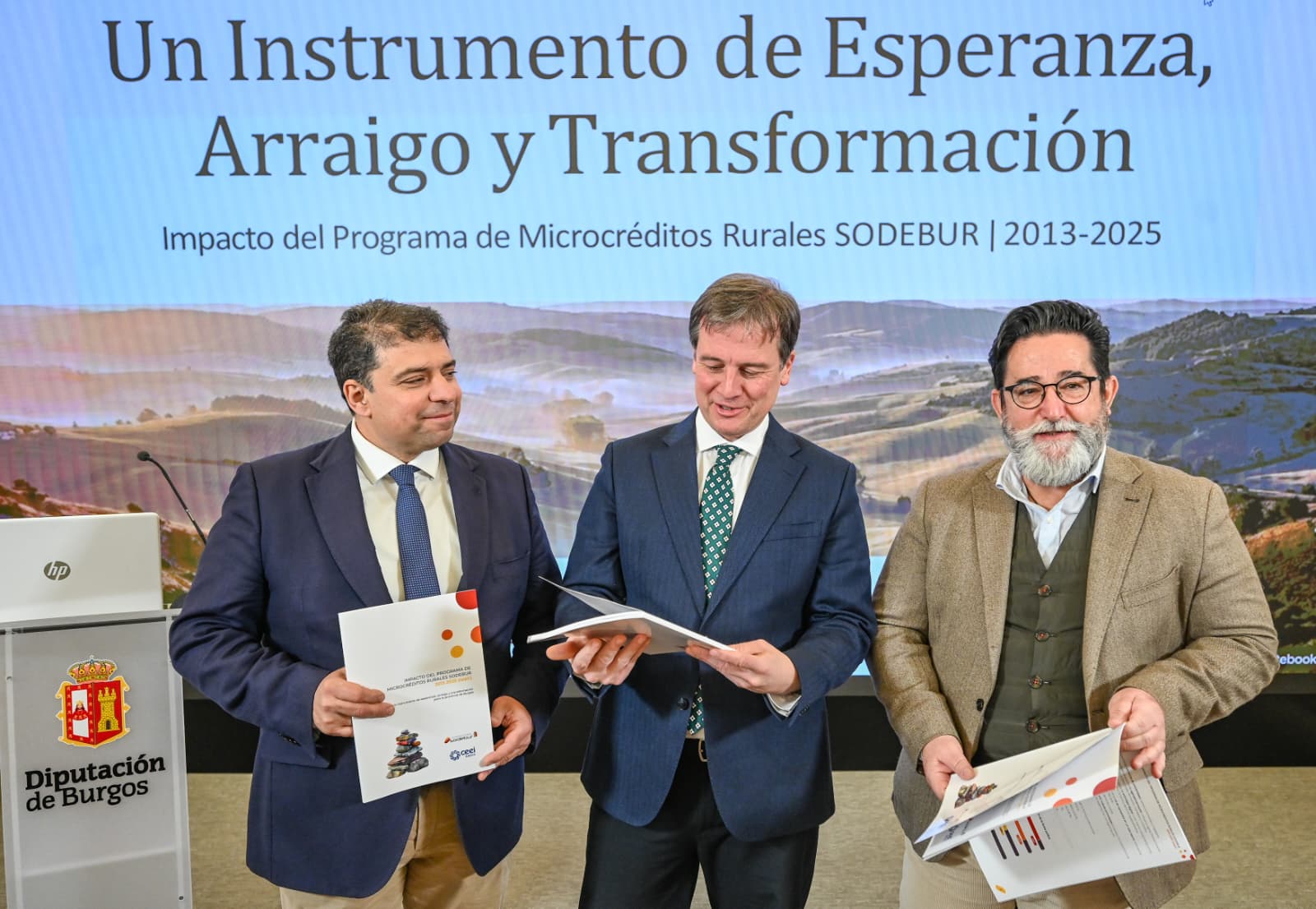 Presentación del informe de impacto 2013-2025 del Programa de Microcréditos Rurales. De izquierda a derecha, Carlos Gallo (presidente de Sodebur), Borja Suárez (presidente de la Diputación de Burgos) y José Vicente Orden (gerente del CEEI). / Foto: Radio Castilla