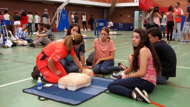 Alumnos practicando las técnicas de reanimación