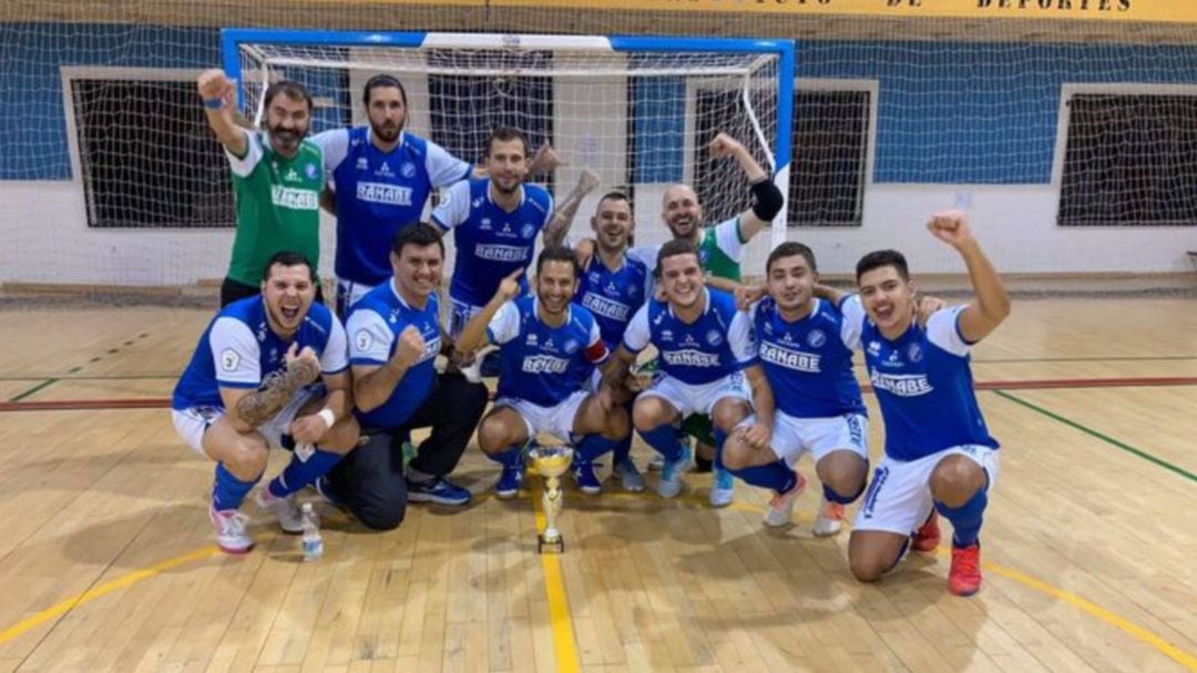 El Xerez DFC de Sordos posa con la Copa obtenida hace unas semanas en Sevilla