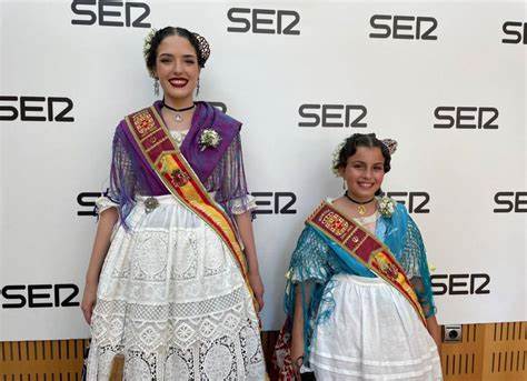 Mª Teresa Irles Luna, de la peña La Palmera-Limón, y Ángela Moreno Micol, de Los Güertanos, Reinas de la Huerta 2021-22, en los estudios de Radio Murcia la mañana siguiente a su elección