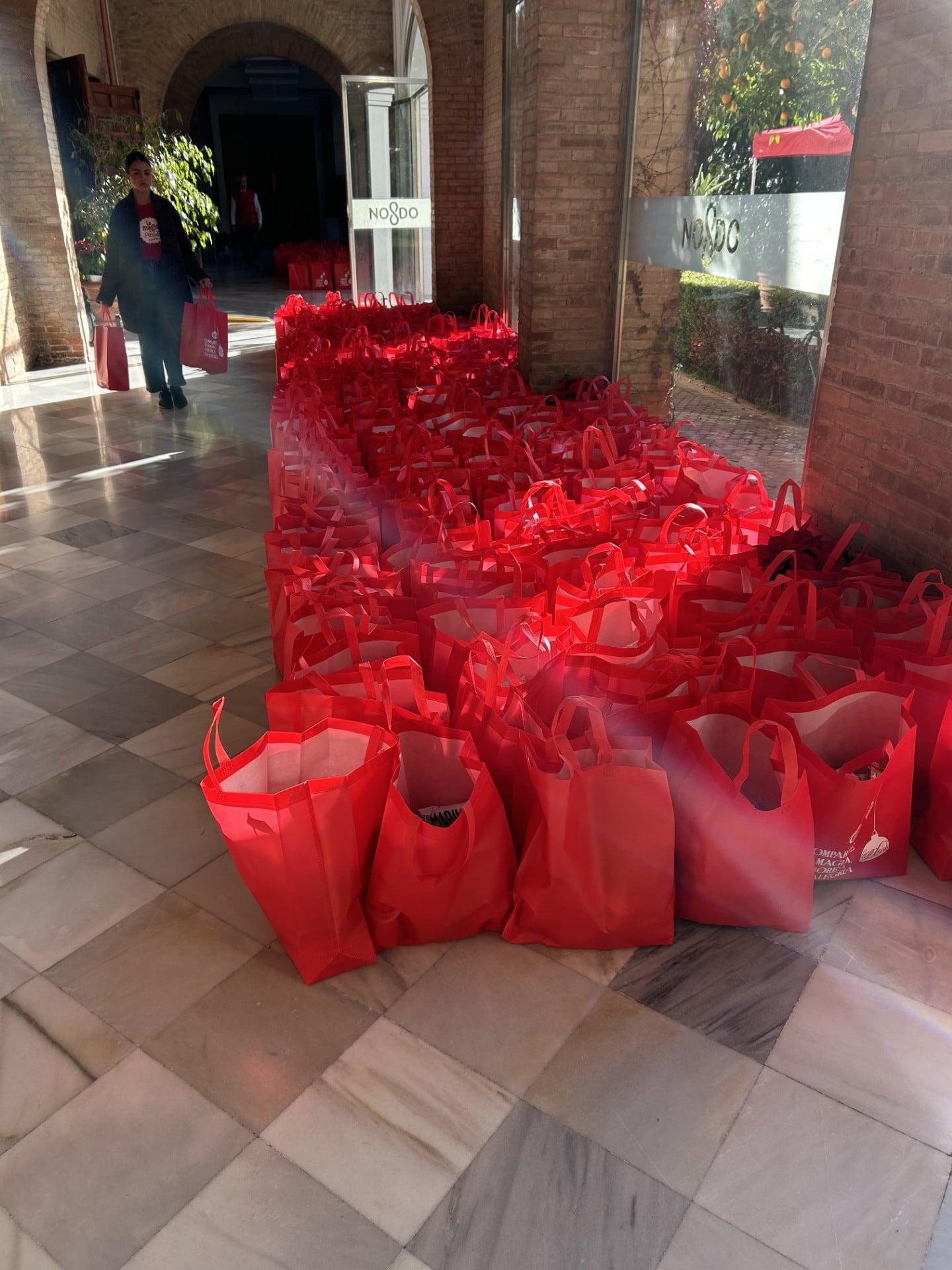 Voluntarios de Coca-Cola y familiares repartiendo comidas solidarias