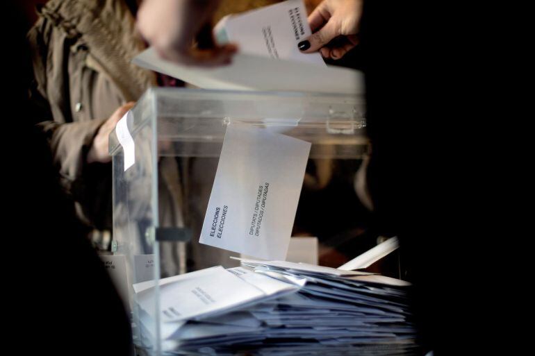 Numerosas personas han ejercido su derecho al voto en las mesas electorales de la Escola Industrial de Barcelona