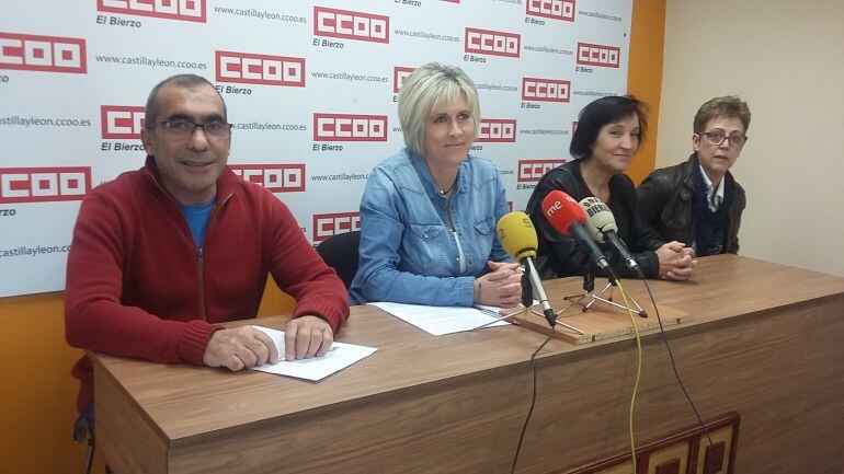 Céspedes junto a trabajadoras de Carflor y el delegado de CCOO, Alfredo Peláez