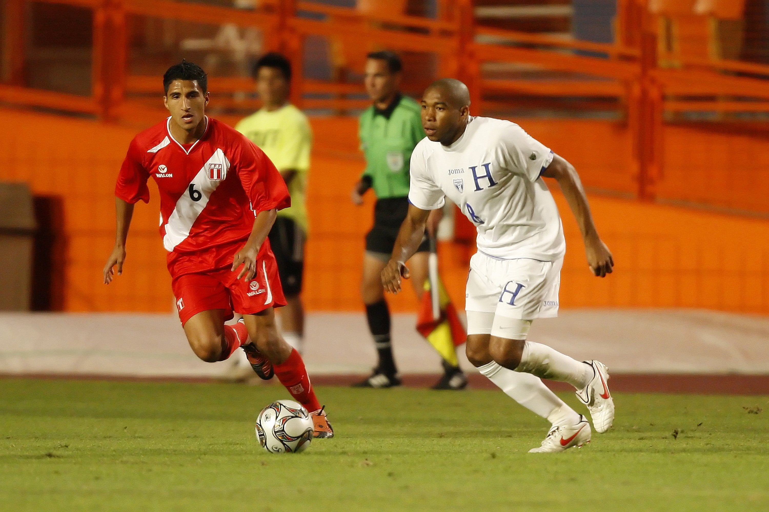 Imagen de archivo de un encuentro amistoso entre las selecciones nacionales de Perú y Honduras con Josepmir Ballon y Wilson Palacios (Photo by Joel Auerbach/Getty Images)