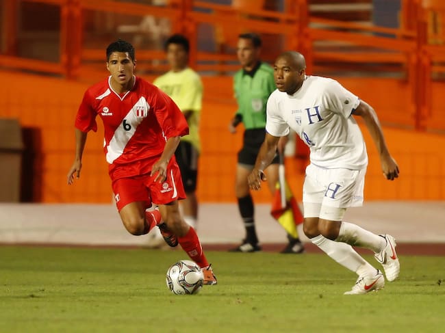 Imagen de archivo de un encuentro amistoso entre las selecciones nacionales de Perú y Honduras con Josepmir Ballon y Wilson Palacios (Photo by Joel Auerbach/Getty Images)
