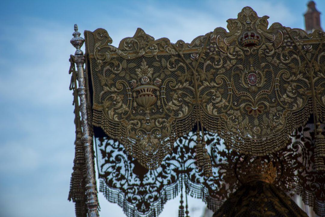 Detalle del palio de la Virgen de la Aurora