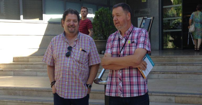 Francesc Abella, coordinador de la Unitat de Tabaquisme, amb un dels pacients que en aquests 10 anys ha deixat el tabac.