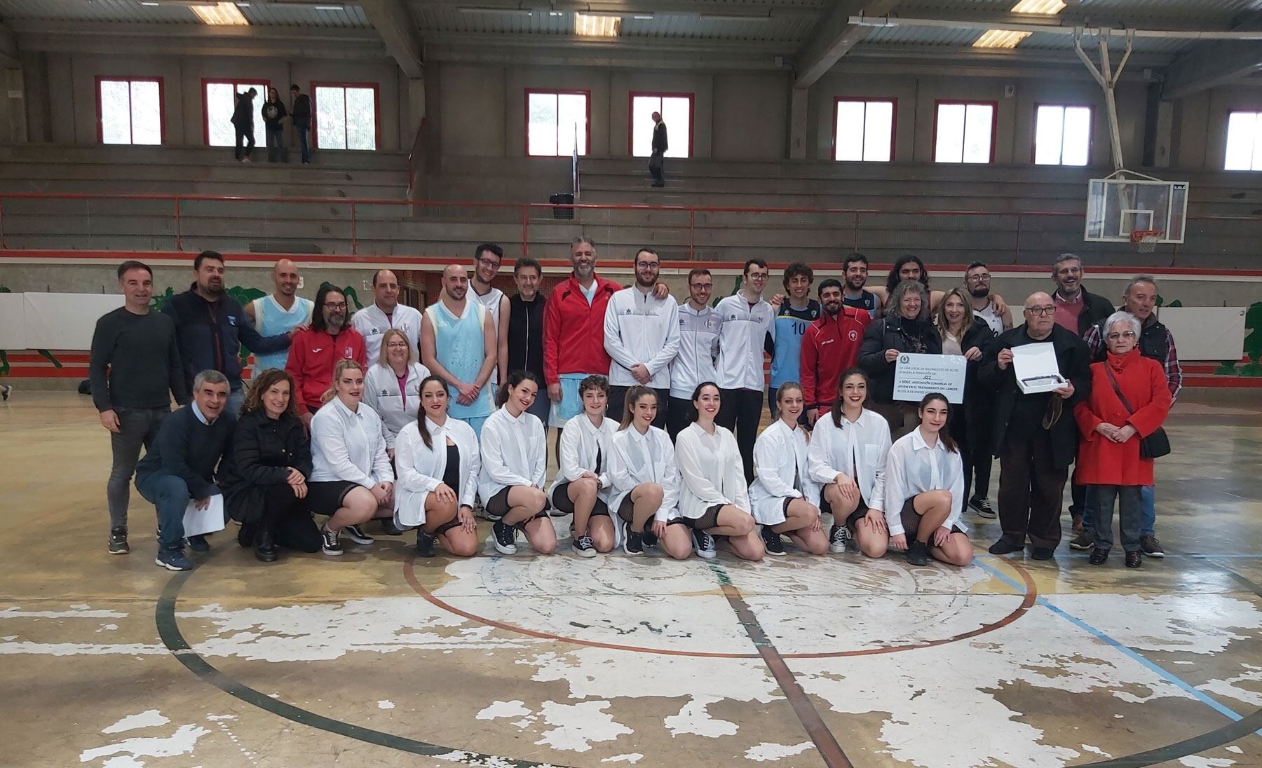 Foto de familia con algunos de los protagonistas de la XV edición del All Star de la Liga Local de Baloncesto