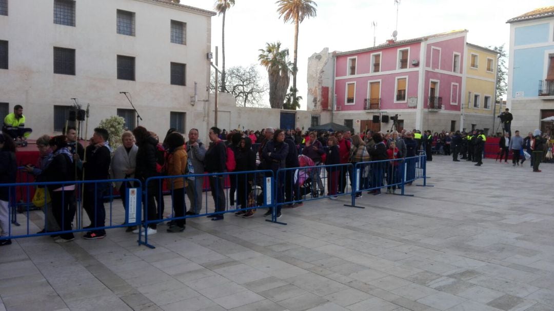 Peregrinos haciendo cola en la plaza del monasterio para entrar a ver a la Reliquia