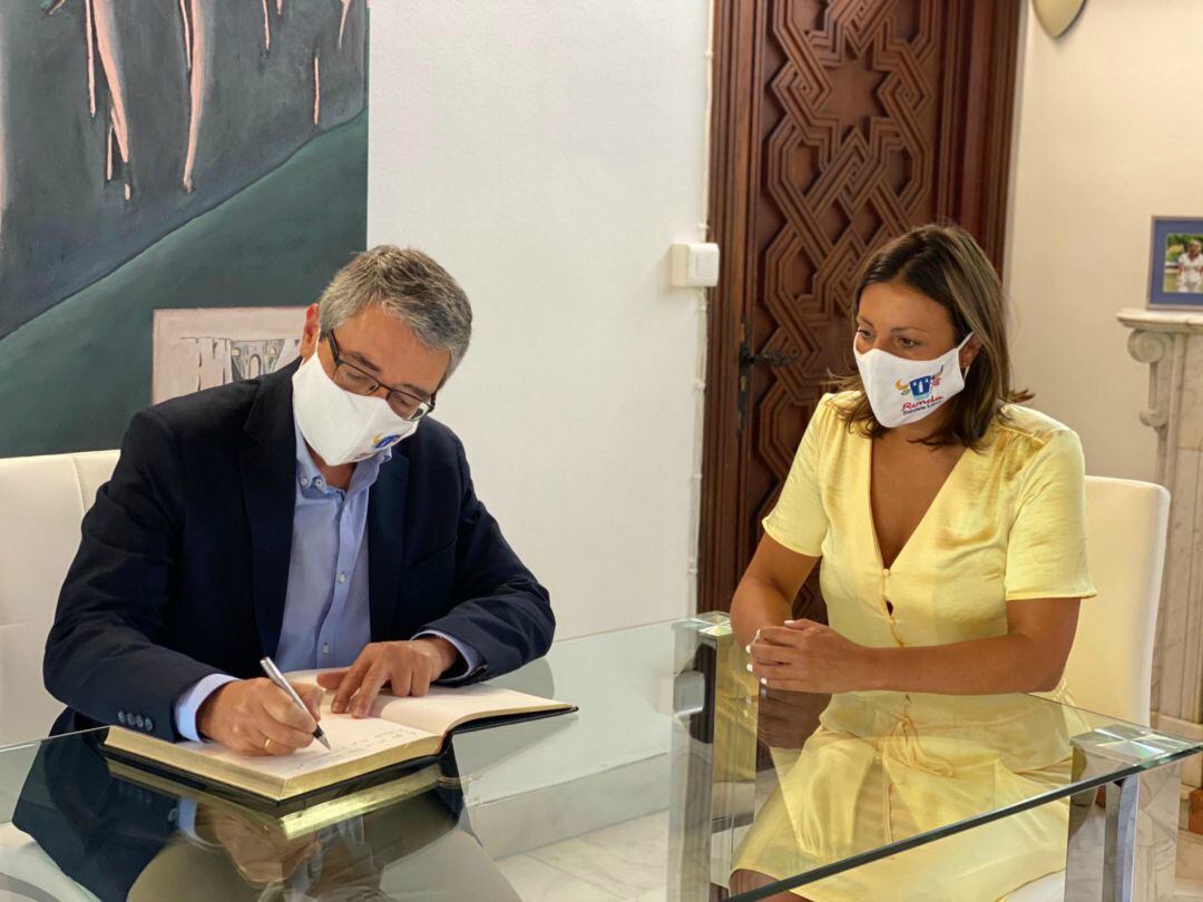 Francisco Salado, presidente de la Diputación de Málaga, junto a Mari Paz Fernández, alcaldesa de Ronda, durante su visita institucional a la ciudad del Tajo