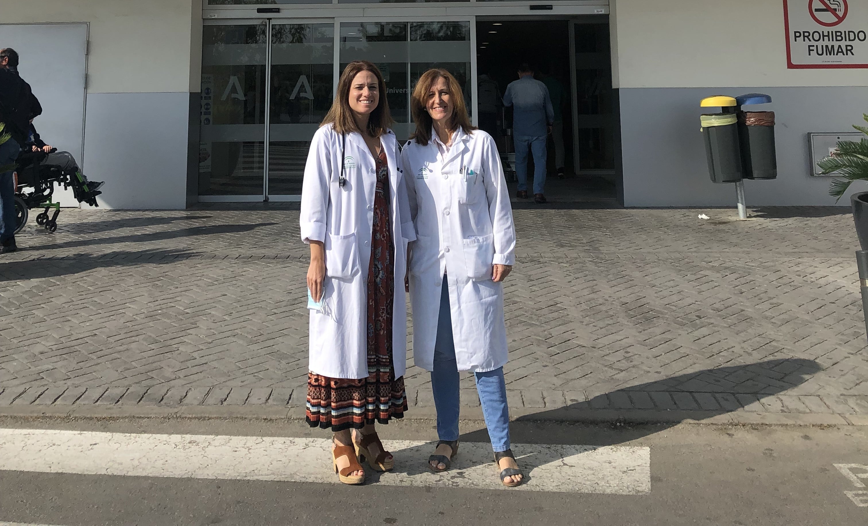 Pepa Jiménez y Virginia Naranjo a las puertas del Hospital de Jerez