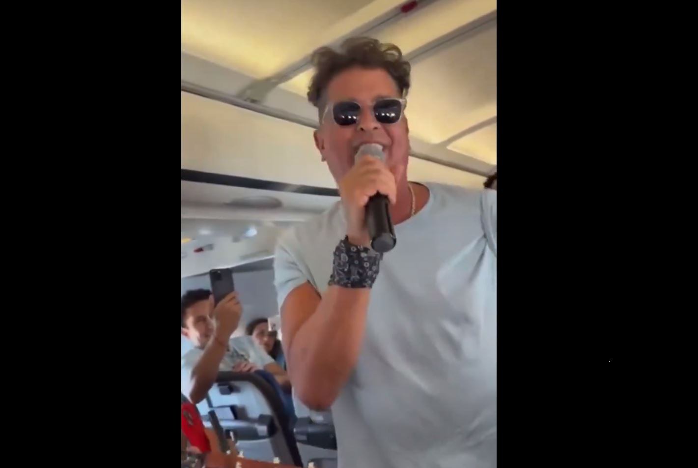 Carlos Vives da un concierto inédito en pleno vuelo dirección Bogotá.