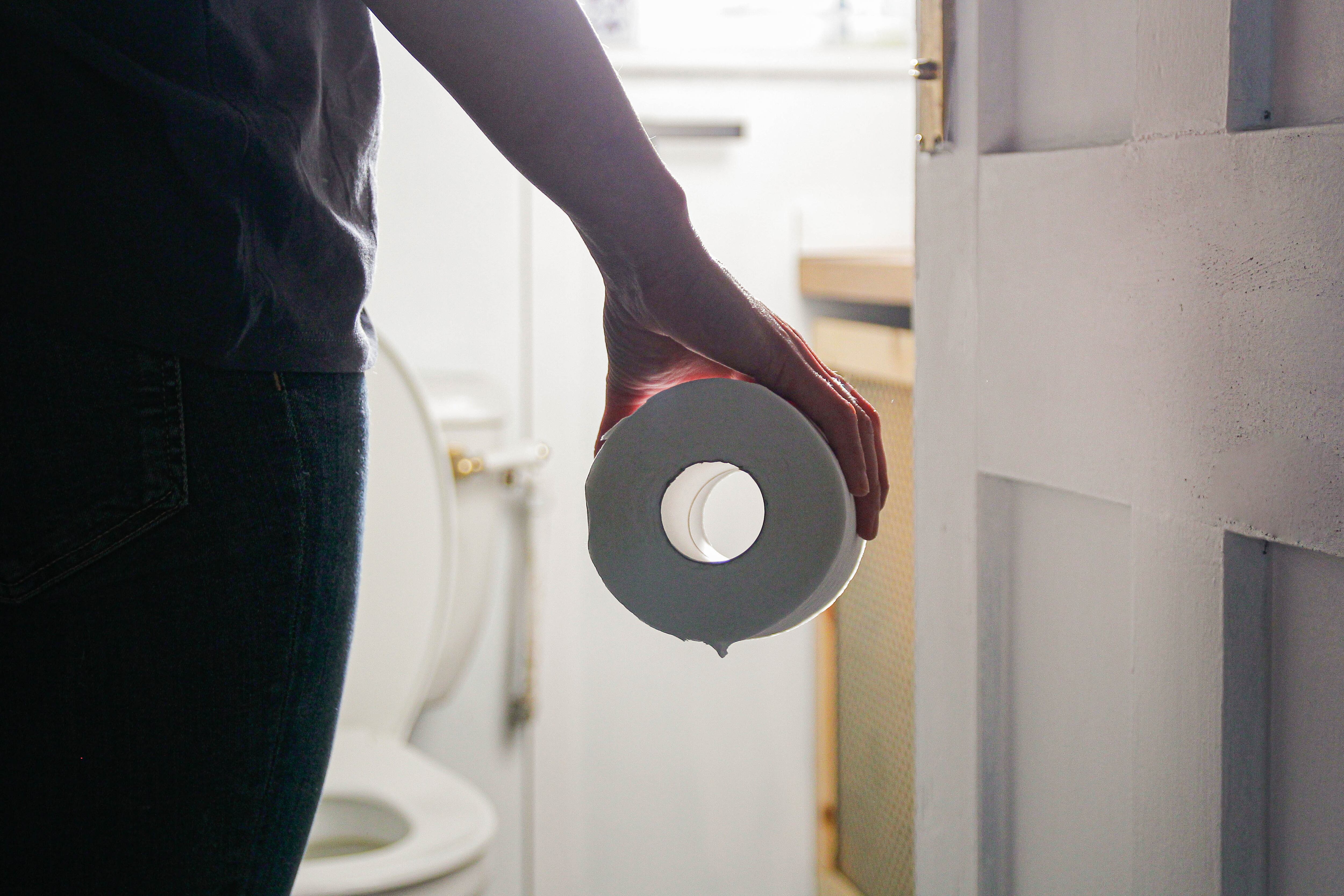 Persona yendo al baño