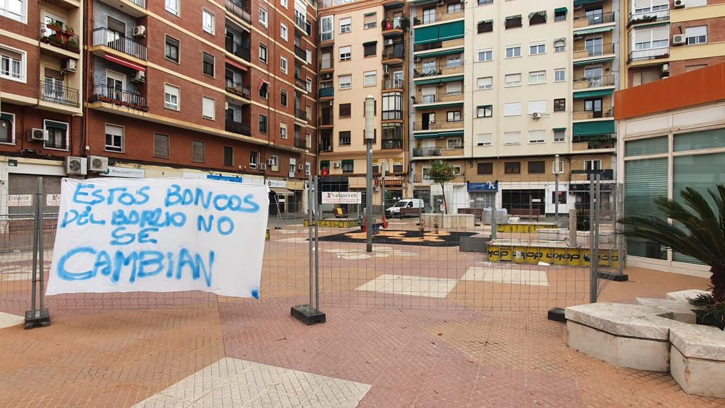 Los vecinos de la plaza Polo de Bernabé rechazan la instalación de bancos de hormigón sin respaldo