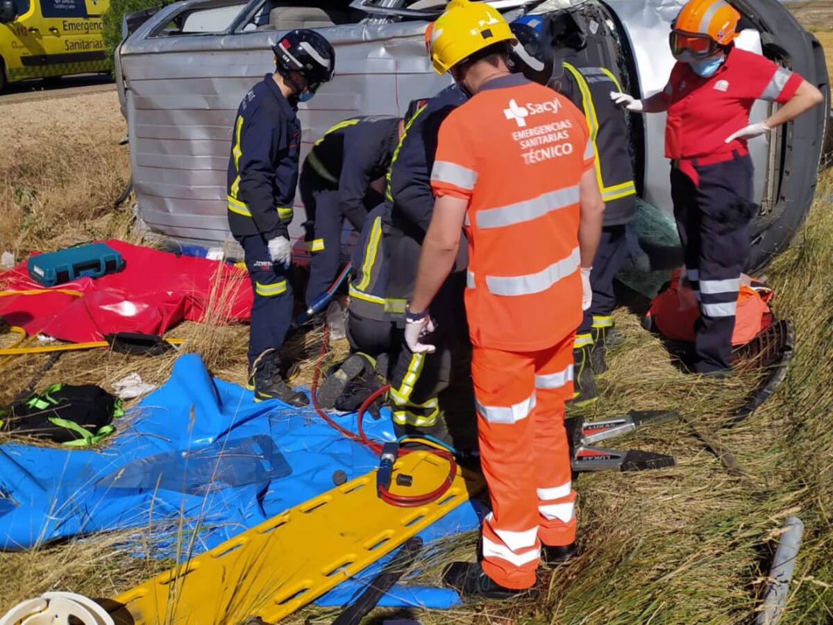 Herido un matrimonio al salirse de la vía con su vehículo en la N-610