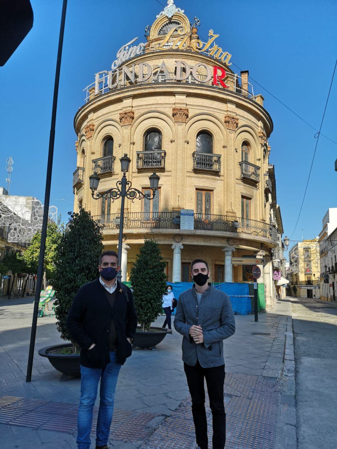 Antonio Saldaña y Jaime Espinar delante del edificio del Gallo Azul