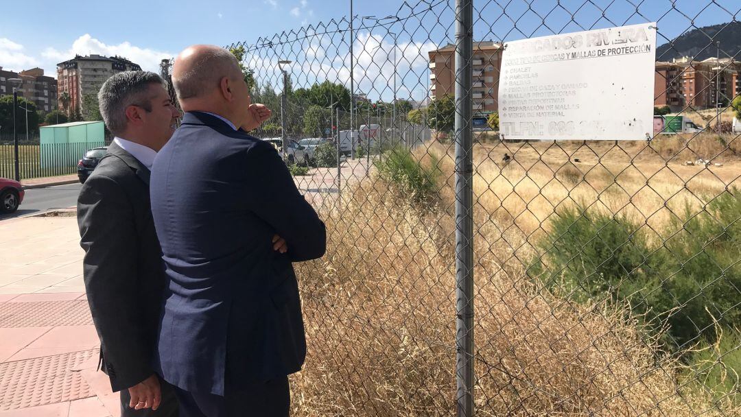 De izquierda a derecha, el delegado de Educación, Antonio Sutil y el consejero de Educación, Javier Imbroda, visitan los terrenos donde se ubicará el conservatorio.