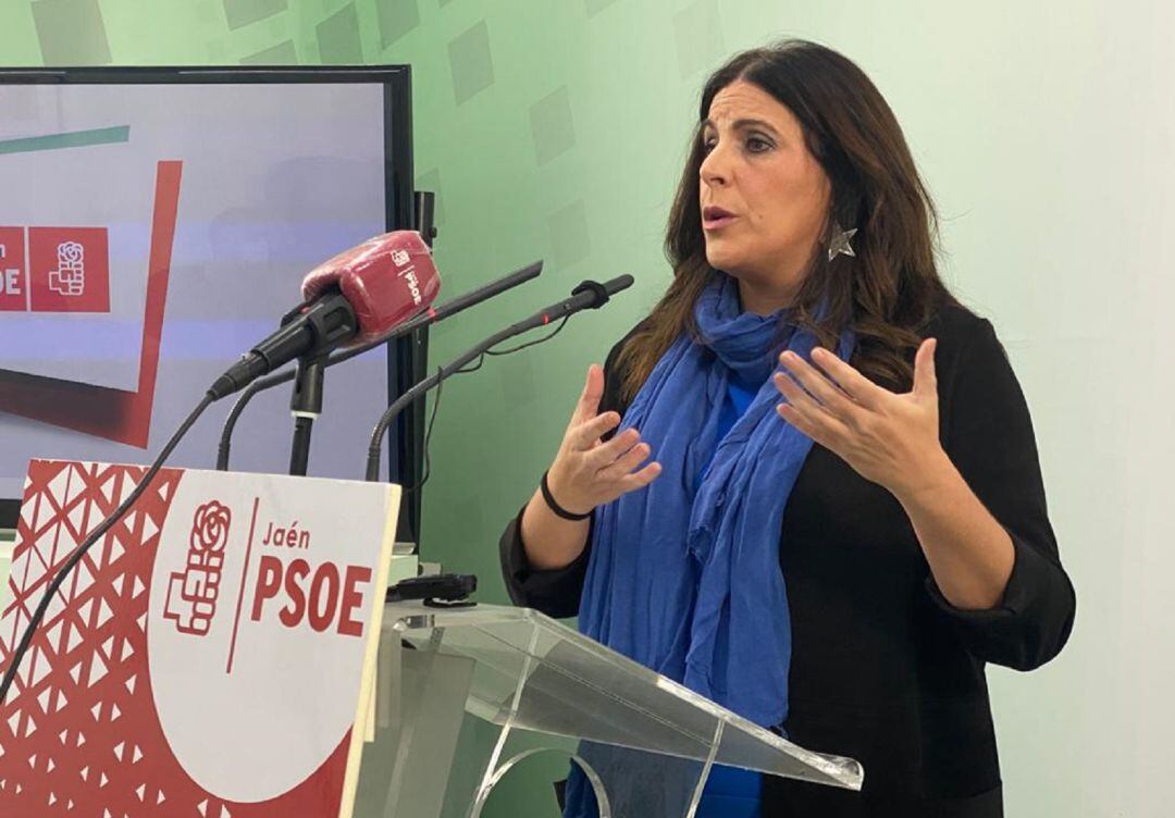 La socialista Ángeles Férriz asegura que la Junta de Andalucía tiene un plan, apoyándose en la situación de pandemia, para poder dar la estocada final a la sanidad pública