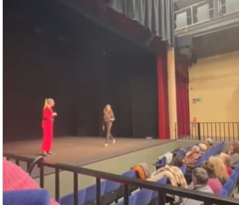 La concejala de Mujer del Ayuntamiento de Collado Villalba, Noelia Diaz, se subió este sábado al escenario del Teatro Casa de Cultura del municipio para interrumpir la representación de la obra ‘Ser Mujer’.
