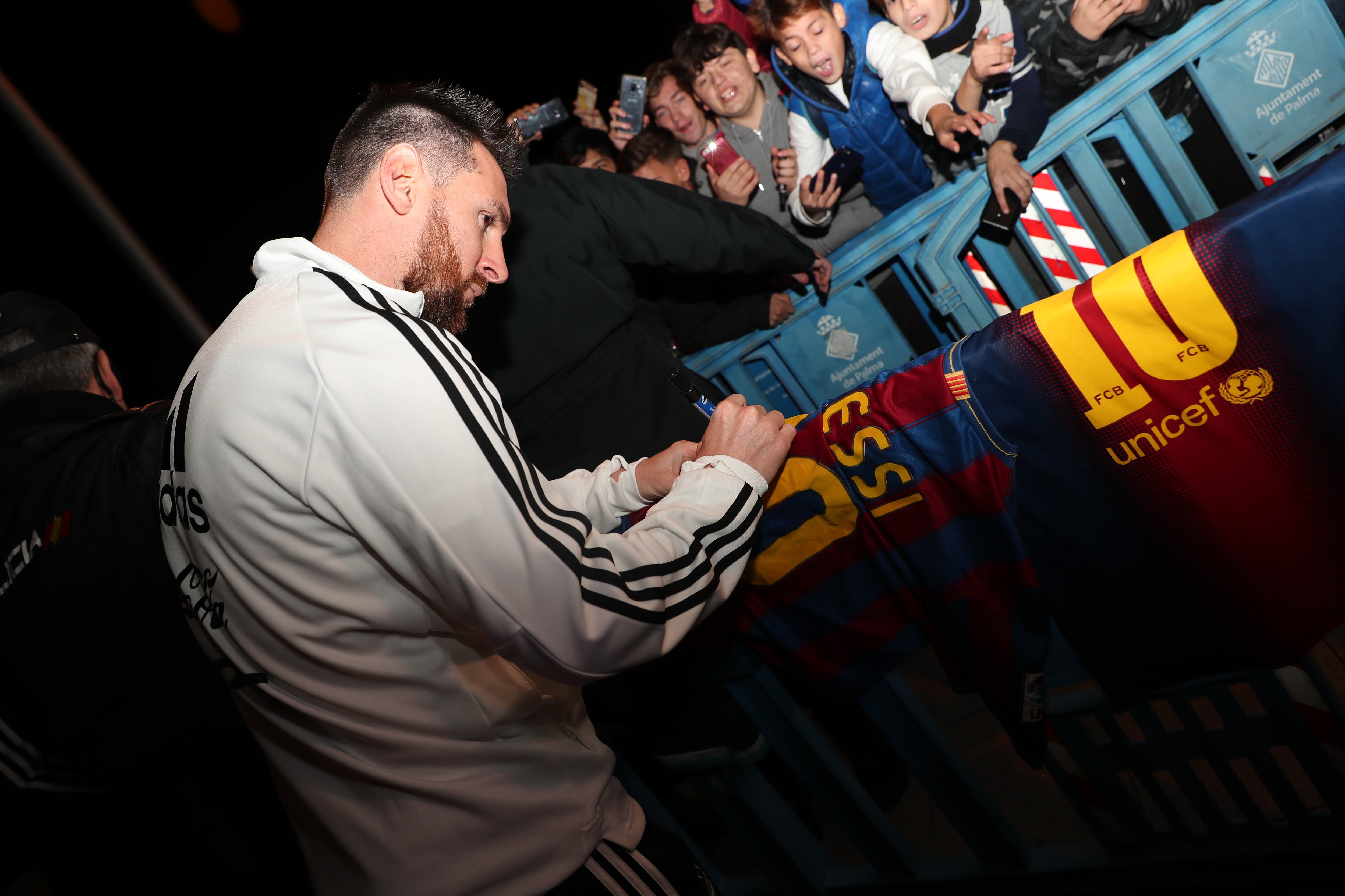 Messi firma camisetas del Barça durante un entrenamiento de la selección argentina