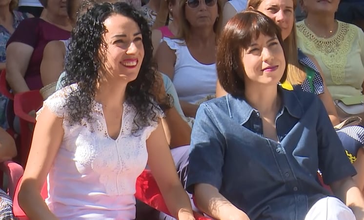 Diana Morant, secretaria general del PSPV, y Lara Romero, alcaldesa de Tavernes de la Valldigna, en un acto político en 2023.