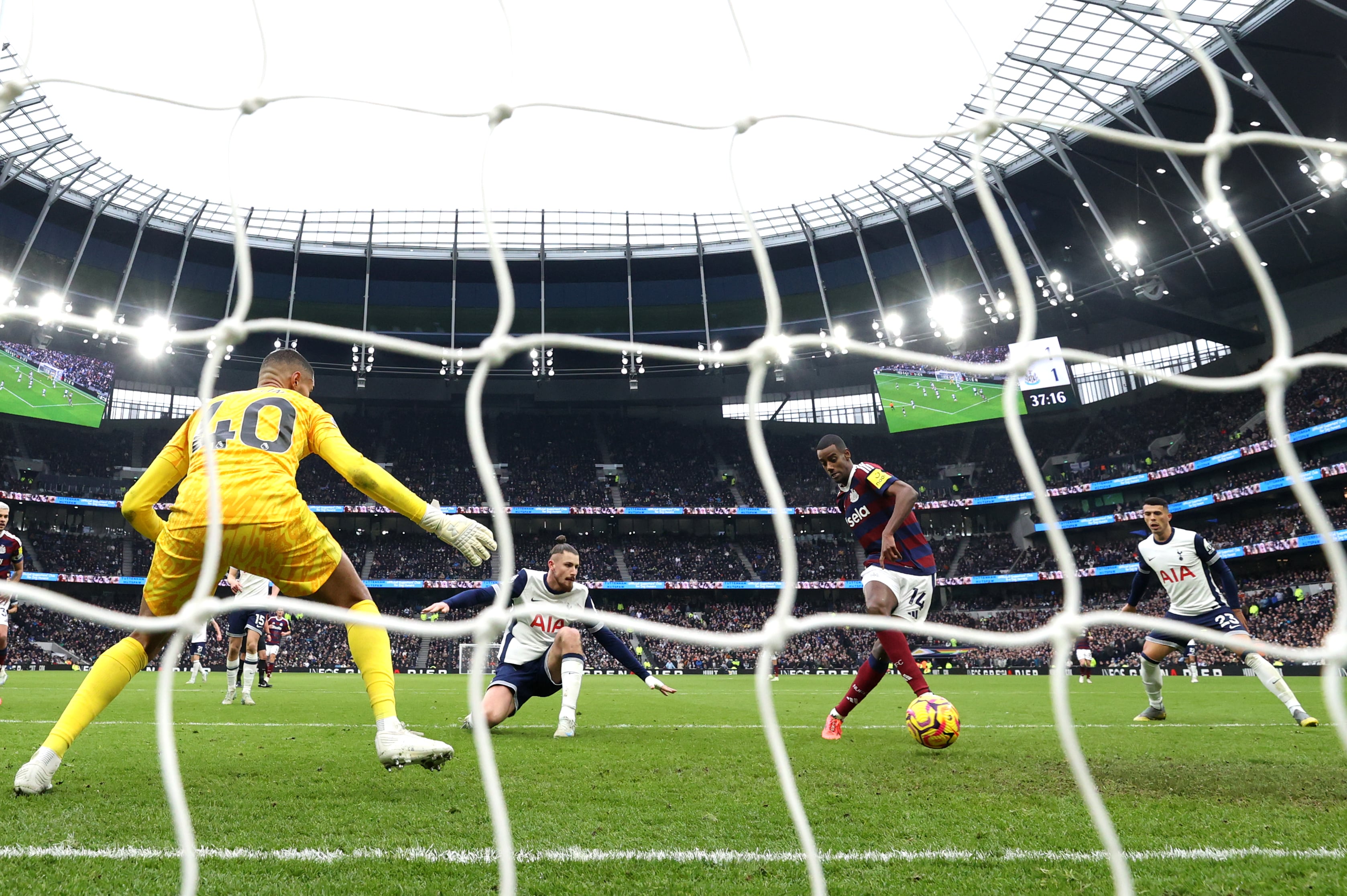 Alexander Isak marca el gol de la victoria del Newcastle frente al Tottenham (Alex Pantling/Getty Images)